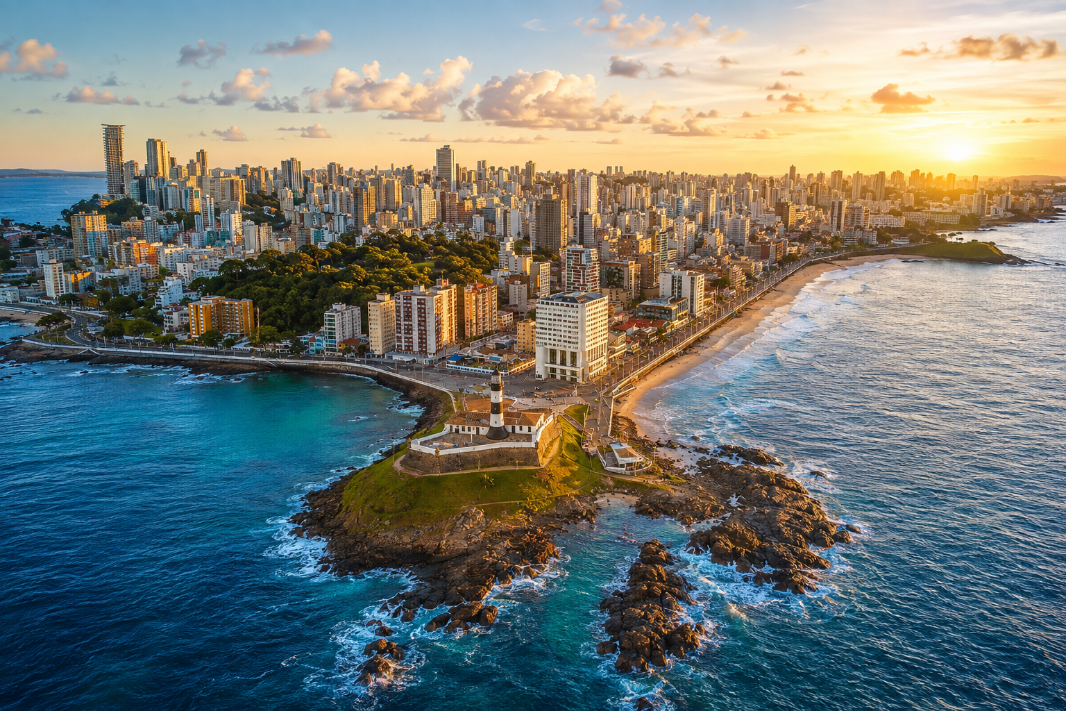 Panorámica aérea de Salvador desde el Farol da Barra, con el faro en primer plano, la costa atlántica y el perfil urbano extendiéndose hacia el interior.